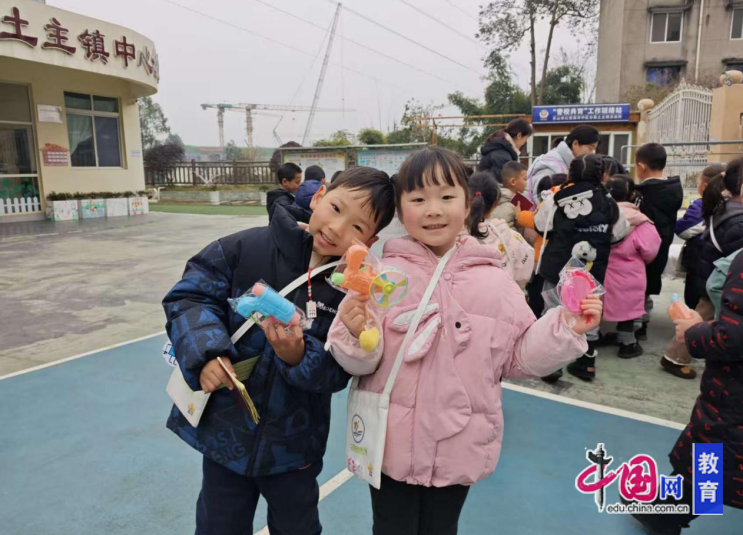 乐山市中区土主幼儿园教育集团：纺趣兑惊喜快乐加倍享